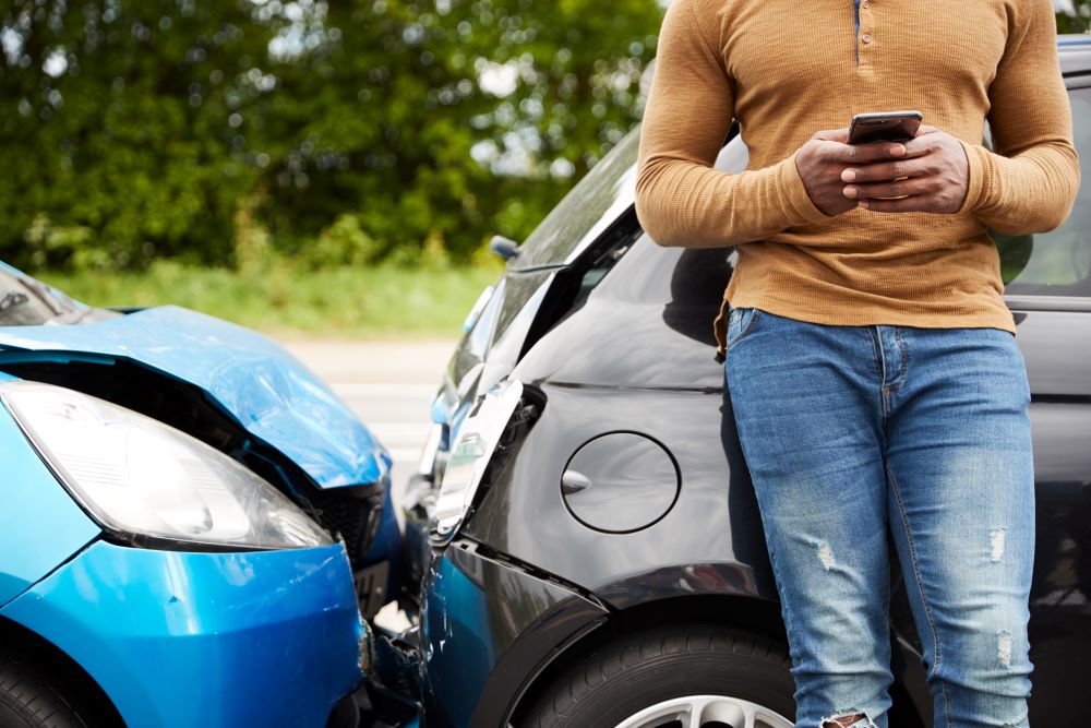 Homme appelant les secours après avoir subit un accident de voiture